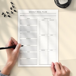 Puede incluir: Un planificador de comidas semanal con una lista de verificaci&oacute;n para cada d&iacute;a de la semana. La lista de verificaci&oacute;n incluye desayuno, almuerzo y cena. Tambi&eacute;n hay una secci&oacute;n de lista de compras con categor&iacute;as para l&aacute;cteos, productos, granos, carne, congelados y miscel&aacute;nea.