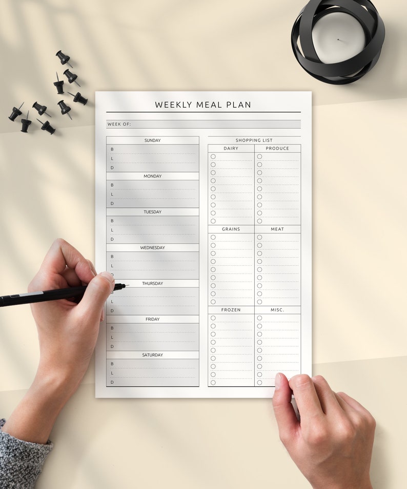 Puede incluir: Un planificador de comidas semanal con una lista de verificaci&oacute;n para cada d&iacute;a de la semana. La lista de verificaci&oacute;n incluye desayuno, almuerzo y cena. Tambi&eacute;n hay una secci&oacute;n de lista de compras con categor&iacute;as para l&aacute;cteos, productos, granos, carne, congelados y miscel&aacute;nea.