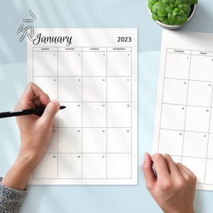 Puede incluir: Un calendario imprimible de enero de 2023 con un diseño sencillo. El calendario está dividido en siete columnas para cada día de la semana, con los días de la semana etiquetados en la parte superior. El calendario está impreso en papel blanco.