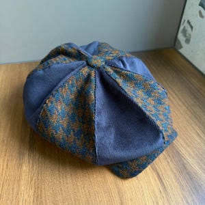 Blåbrun tidningsboykeps, herrkeps i ull med patchwork, manchester- och ullkeps i blandat tyg, gavrochekeps, flerfärgad patchworkkeps, aplejack-hatt, peakykeps