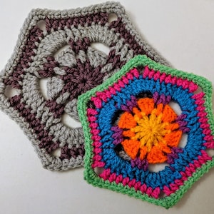 Könnte beinhalten: Zwei gehäkelte Sechsecke, eines in Grau und Braun, das andere in Grün, Blau, Rosa, Lila und Orange.