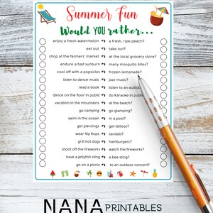 Puede incluir: Un juego de verano imprimible con el texto "Summer Fun Would You Rather..." y una lista de 15 preguntas con dos opciones cada una. Las opciones est&aacute;n separadas por un s&iacute;mbolo que parece una flecha curva. Hay c&iacute;rculos junto a cada opci&oacute;n para que los jugadores puedan marcar su respuesta.