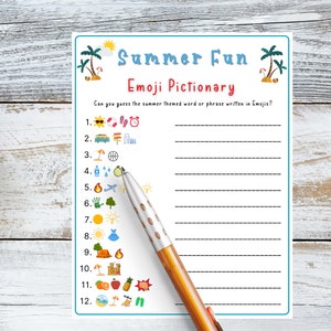 Puede incluir: Un juego imprimible de tem&aacute;tica veraniega llamado "Summer Fun Emoji Pictionary". El juego presenta 12 l&iacute;neas con un n&uacute;mero y un conjunto de emojis en cada l&iacute;nea. El jugador debe adivinar la palabra o frase de tem&aacute;tica veraniega representada por los emojis.