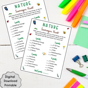 K&ouml;nnte beinhalten: Zwei druckbare Natur-Schnitzeljagd-Spielkarten mit gr&uuml;nem Hintergrund und wei&szlig;em Text. Die Karten listen Gegenst&auml;nde auf, die man im Freien finden kann, wie z. B. einen glatten Stein, einen Vogel, einen Schmetterling, eine Kiefernzapfen, ein Eichh&ouml;rnchen, Tierspuren, eine Raupe, einen hohen Baum, einen Wurm, eine Biene, etwas Haariges, einen Ast, eine Eichel, ein Spinnennetz, eine Feder, ein Kaninchen und Vogelkot. Die Karten liegen auf einer Holzoberfl&auml;che mit bunten Markern, einem Stift und B&uuml;roklammern.