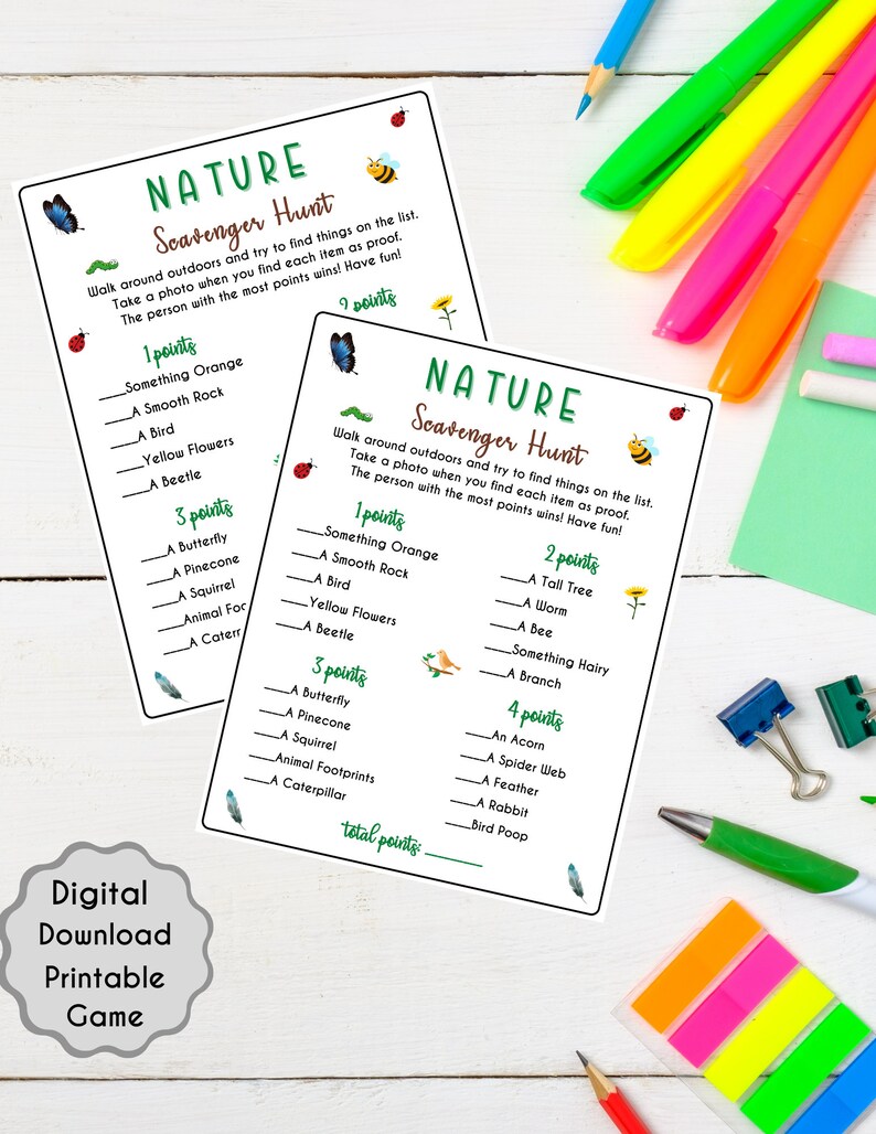 K&ouml;nnte beinhalten: Zwei druckbare Natur-Schnitzeljagd-Spielkarten mit gr&uuml;nem Hintergrund und wei&szlig;em Text. Die Karten listen Gegenst&auml;nde auf, die man im Freien finden kann, wie z. B. einen glatten Stein, einen Vogel, einen Schmetterling, eine Kiefernzapfen, ein Eichh&ouml;rnchen, Tierspuren, eine Raupe, einen hohen Baum, einen Wurm, eine Biene, etwas Haariges, einen Ast, eine Eichel, ein Spinnennetz, eine Feder, ein Kaninchen und Vogelkot. Die Karten liegen auf einer Holzoberfl&auml;che mit bunten Markern, einem Stift und B&uuml;roklammern.