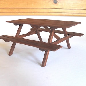 Handwerkliche Handarbeit Puppenhaus Miniatur Picknicktisch Traditionelle Redwood 1:12 Maßstab OOAK Yard Möbel