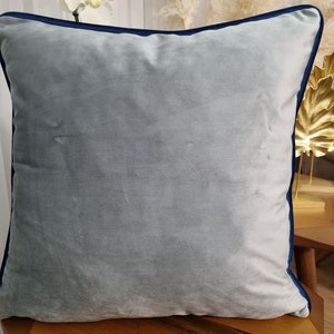 Luxe lichtgrijs fluwelen kussen, grijze stof marineblauwe biezen, grijs zitkussen, bedkussen, autokussen, bootdecor, speciale maat