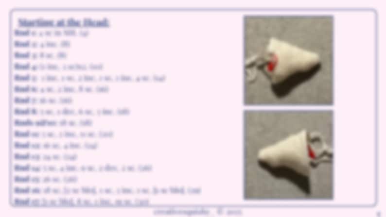 K&ouml;nnte beinhalten: Zwei kleine Objekte aus wei&szlig;em Filz mit roten Akzenten und einem angebrachten Faden. Die Objekte haben die Form eines Horns oder Kegels. Das Bild befindet sich auf einem hellrosa Hintergrund.