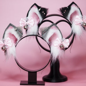 Kattenoren, kattenoren, nepbontenoren in grijs of zwart met bedeltjes
