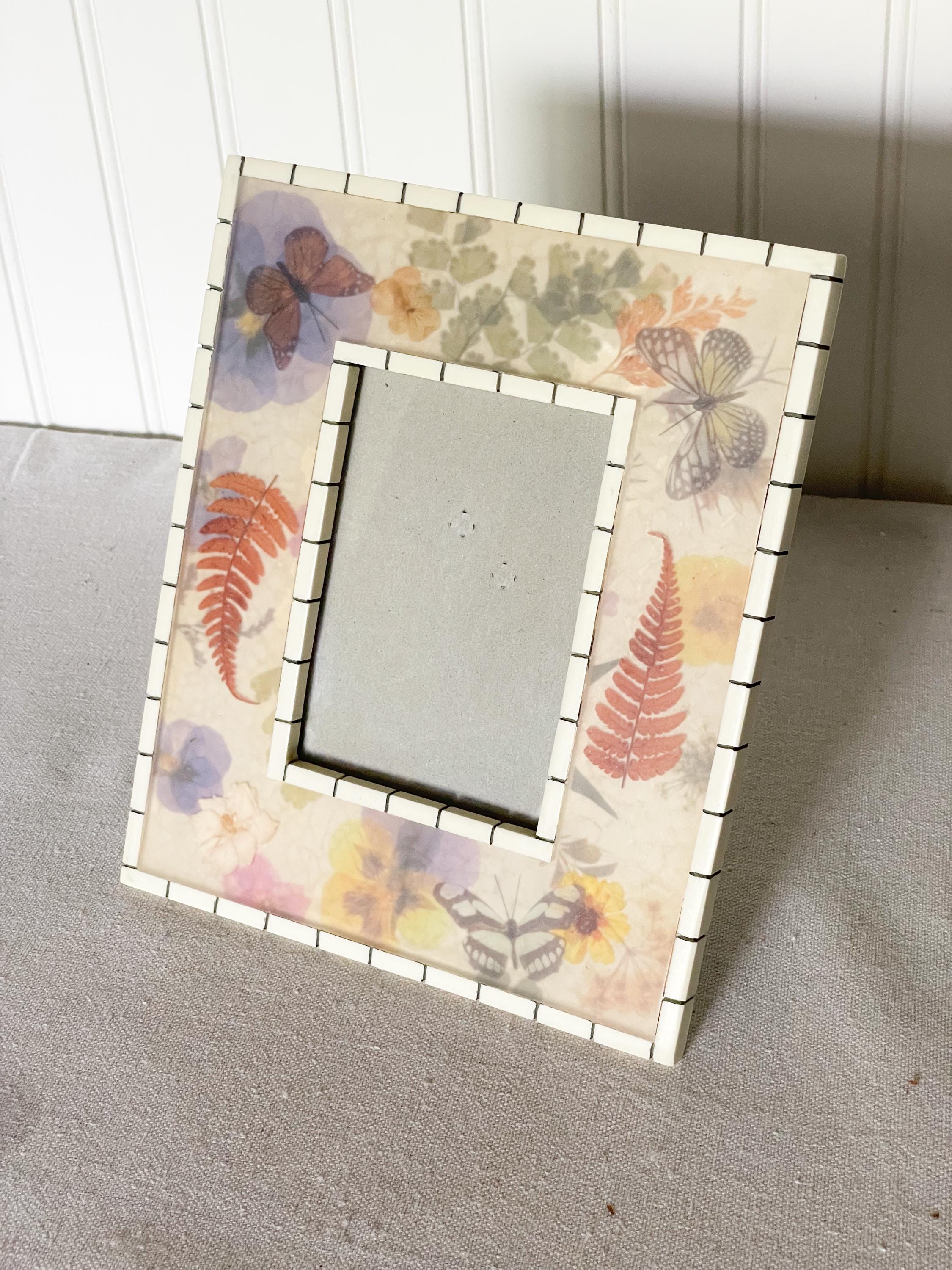 ヴィンテージ押し花フォトフレーム：蝶の樹脂ボーダー（3.5x5インチ