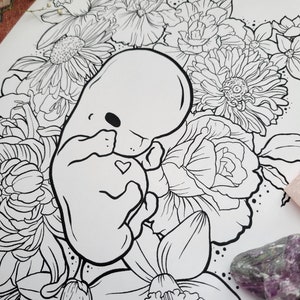 Coloriage de maternité et de naissance Bébé en fleur image 2