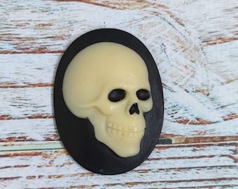 Flexible Silicone Skull Cameo 30x40mm Mold - Perfect for Halloween Decor and Crafting with Polymer Clay, Wax, and Chocolate - Food Safe