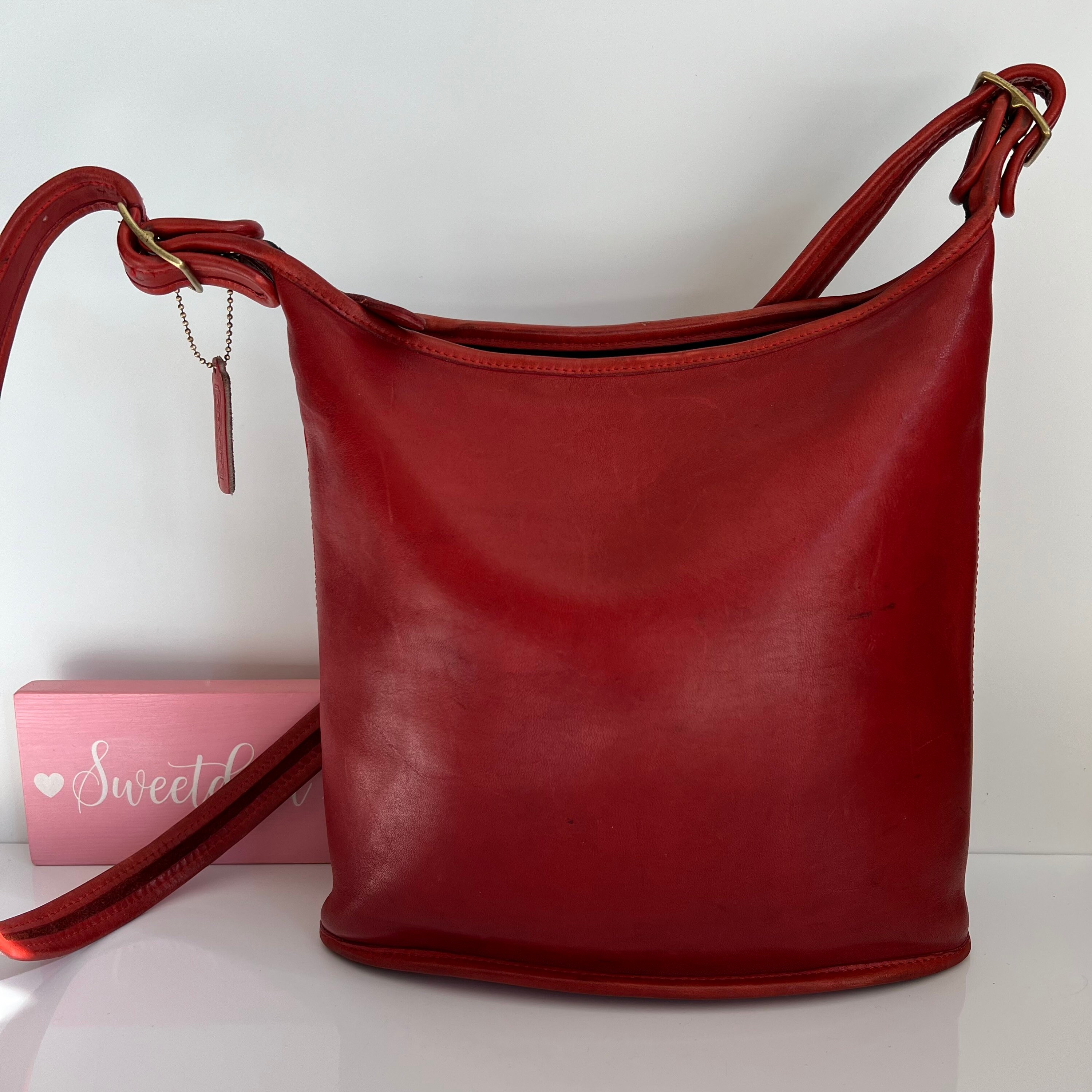 バッグ Vintage Coach Becket Shoulder Bag Red Vintage Coach Duffle Sac 9151 Red Leather w/Nickel Bucket
