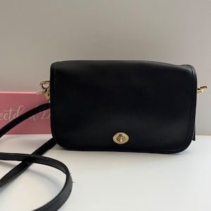 Vintage Coach Black Leather Pocket Purse