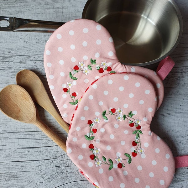 Embroidered heart-shaped oven mitts, oven mitts with a strawberry wreath, elegant embroidery