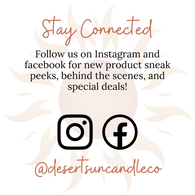 Może przedstawiać: Białe tło z napisem &bdquo;Stay Connected&rdquo;. Poniżej znajdują się logo Instagram i Facebook. Tekst zachęca obserwujących do śledzenia nowych zapowiedzi produkt&oacute;w, zakulisowych zdjęć i ofert specjalnych. Nazwa użytkownika Instagram to @desertsuncandleco.