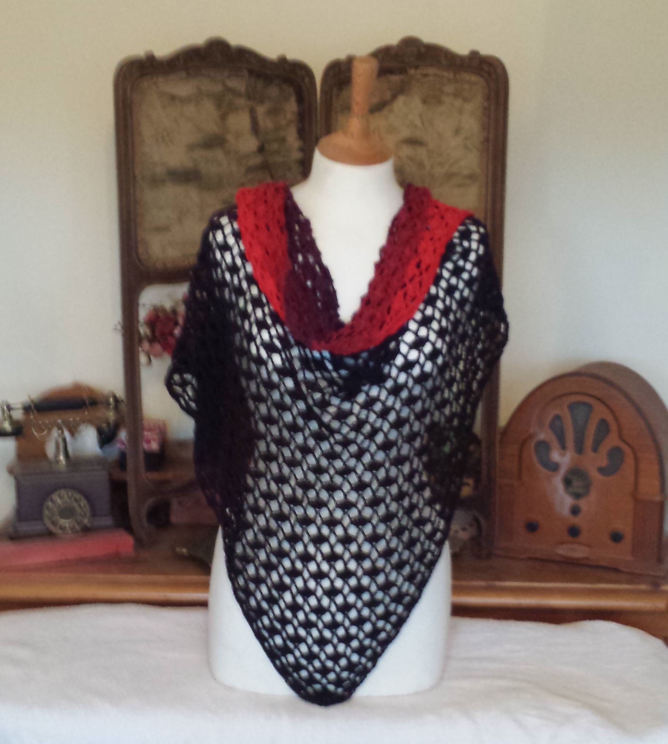 Châle Crochet Noir Fait Main En France Par Sylvette Raisonnier - Modèle Eurydice, Sur Mesure