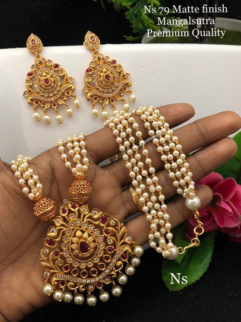 Matte finish discount pearl chain set