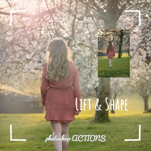 Può includere: Una donna con un vestito rosa cammina attraverso un campo di alberi di ciliegio in fiore. Il testo "Lift & Shape Photoshop Actions" è sovrapposto all'immagine.