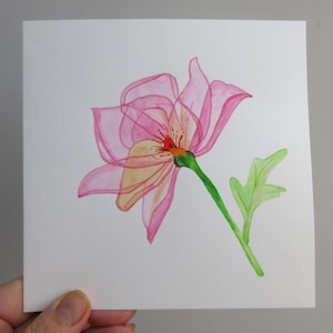 Könnte beinhalten: Aquarellmalerei einer rosa Blume mit grünem Stiel und Blatt. Die Blütenblätter sind durchscheinend und zeigen die inneren Details. Das Kunstwerk befindet sich auf weißem Hintergrund.