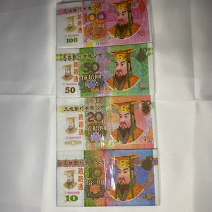 Könnte beinhalten: Vier Papiergeldscheine mit dem Porträt eines Mannes in einer Krone und einer rot-goldenen Robe. Die Scheine sind in den Stückelungen 100, 50, 20 und 10. Die Scheine sind mit dem Text "天地銀行有限公司" und "路路通" bedruckt.