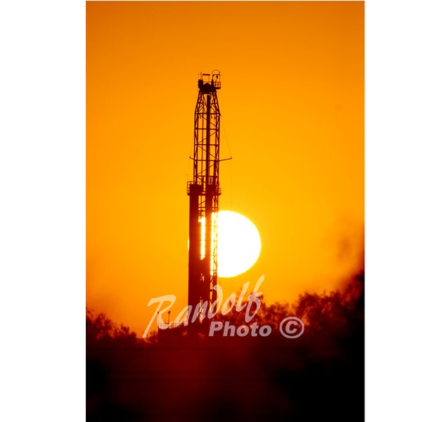 Texas Eagle Ford Shale Oil Field Rig