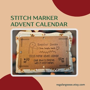 Pode incluir: Um calendário do advento para marcadores de ponto com uma etiqueta castanha que diz "Regular Goose" e "Stitch marker advent calendar". O calendário está dentro de uma bolsa estampada com zíper.