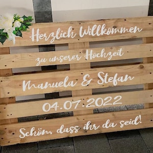 Palettenaufkleber für die Hochzeit personalisiert weiße Schrift Herzen Datum Herzlich Willkommen Polterabend Schild Vinyl Font 4 Bild 1