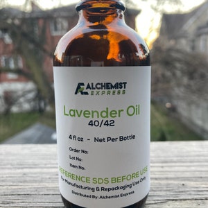 Puede incluir: Una botella de vidrio marrón con una etiqueta blanca que dice "Alchemist Express Lavender Oil 40/42 4 fl oz - Net Per Bottle Order No: Lot No: Item No: REFERENCE SDS BEFORE USE For Manufacturing & Repackaging Use Only Distributed By: Alchemist Express"