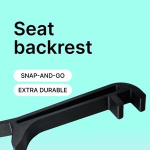 Op de afbeelding: Zwarte rugleuning met de tekst "Seat backrest", "SNAP-AND-GO" en "EXTRA DURABLE". Het product is een zwart kunststof gereedschap met een unieke vorm, ontworpen voor eenvoudige installatie en duurzaamheid.