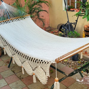 Cotton Handwoven Large Double Hammock with wooden spreader bars Natural Color Crochet Ornament imagen 1