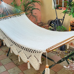 Cotton Handwoven Large Double Hammock with wooden spreader bars Natural Color Crochet Ornament imagen 1