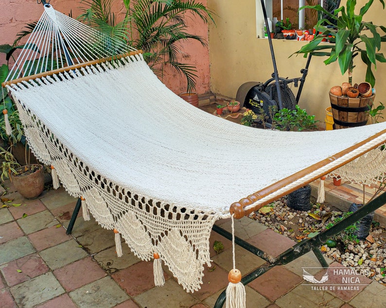 Cotton Handwoven Large Double Hammock with wooden spreader bars Natural Color Crochet Ornament imagen 1