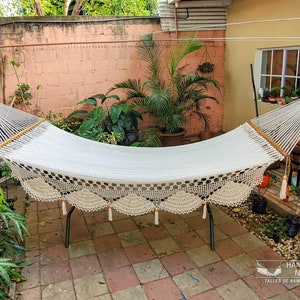 Cotton Handwoven Large Double Hammock with wooden spreader bars Natural Color Crochet Ornament imagen 2