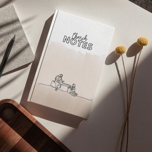 Puede incluir: Una libreta blanca con el texto "Church NOTES" en letras negras. La libreta tiene un fondo de acuarela marr&oacute;n claro y un dibujo lineal de dos personas sentadas en una roca.
