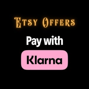 Może przedstawiać: Czarne tło ze złotymi słowami "Etsy Offers" i białym napisem "Pay with". Na dole r&oacute;żowy zaokrąglony prostokąt z białym napisem "Klarna".