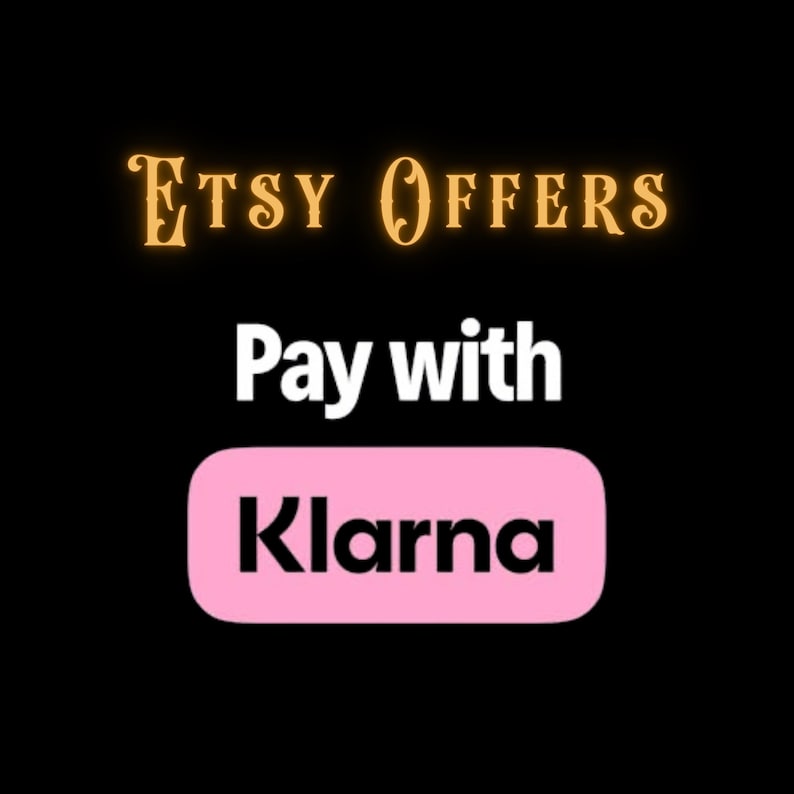 Może przedstawiać: Czarne tło ze złotymi słowami "Etsy Offers" i białym napisem "Pay with". Na dole r&oacute;żowy zaokrąglony prostokąt z białym napisem "Klarna".