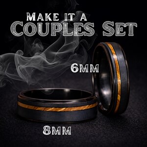 Puede incluir: Dos anillos negros con una incrustaci&oacute;n central de madera, etiquetados como 6mm y 8mm, con el texto MAKE IT A COUPLES SET. Los anillos tienen un acabado negro mate con una banda de veta de madera natural en el centro de cada aro.