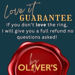 Puede incluir: Un gr&aacute;fico azul verdoso oscuro con el texto Love it GUARANTEE. If you don't love the ring, I will give you a full refund no questions asked! Debajo hay un sello de cera rojo con el texto by OLIVER'S en letras doradas y un icono de pluma.