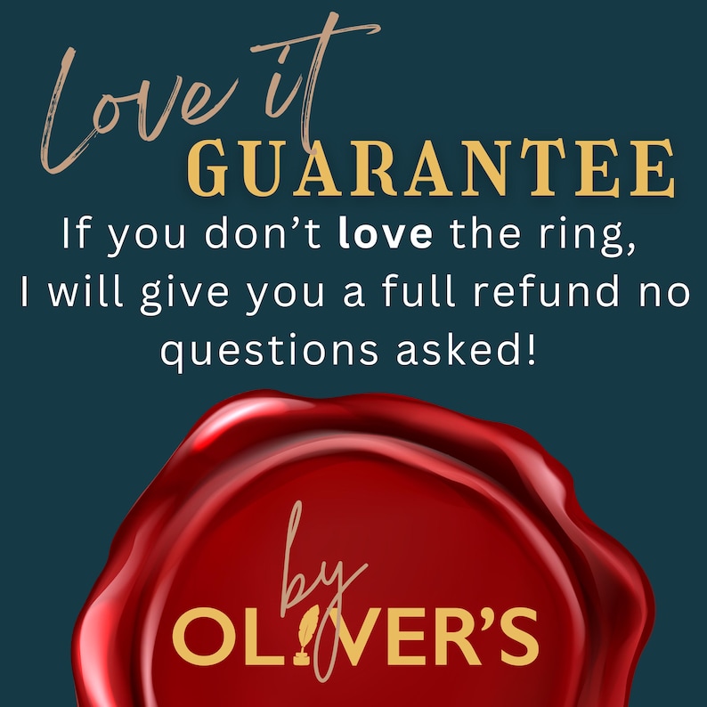 Puede incluir: Un gr&aacute;fico azul verdoso oscuro con el texto Love it GUARANTEE. If you don't love the ring, I will give you a full refund no questions asked! Debajo hay un sello de cera rojo con el texto by OLIVER'S en letras doradas y un icono de pluma.