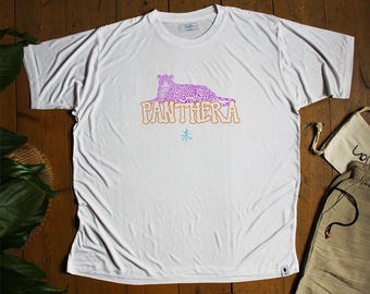 Camiseta de bambú orgánico, camiseta gráfica Panthera, camiseta con estampado de leopardo, diseño retro streetwear, camiseta para amantes de los felinos salvajes.
