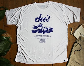 Camiseta Dee's Nuts, estética de póster de estilo vintage, camiseta de bambú 100 % orgánico, 3 colores, camiseta con estampado grunge