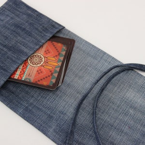 Puede incluir: Una bolsa de lona azul con cierre de cord&oacute;n, que contiene una baraja de cartas con un dise&ntilde;o de atrapasue&ntilde;os colorido.