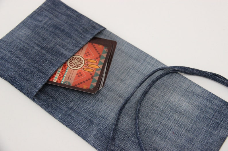 Puede incluir: Una bolsa de lona azul con cierre de cord&oacute;n, que contiene una baraja de cartas con un dise&ntilde;o de atrapasue&ntilde;os colorido.