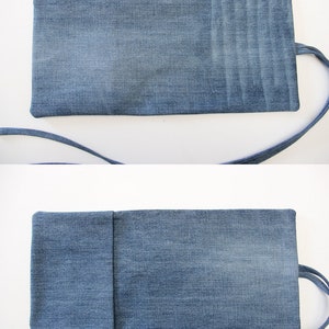 Puede incluir: Una bolsa de cartas de tarot de mezclilla azul con una carta blanca adentro y dos cartas visibles con las palabras "Устрица" y "Бобер" en ellas.