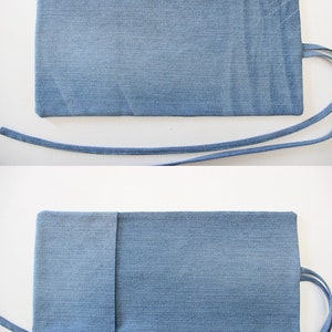 Puede incluir: Una bolsa de tarot de mezclilla azul con cierre de solapa y cierre de corbata. La bolsa est&aacute; abierta y muestra una baraja de cartas de tarot con dos cartas visibles. Las cartas est&aacute;n tituladas "Kit" y "Верблюд".