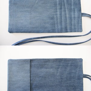 Puede incluir: Una bolsa de lona azul con cierre de solapa y una correa larga. La bolsa est&aacute; abierta para revelar tres compartimentos rectangulares blancos.