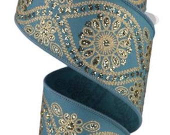 Op de afbeelding: Een 2,5 inch breed tealblauw lint met een gouden glitter paisley-ontwerp. Het lint is perfect voor knutselen en decoreren.
