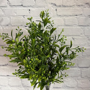 Greenery Plastic Leaf Bush – 7 Stems | Greenery Filler for Wreaths, Floral Arrangements & Centerpieces 84961-GN