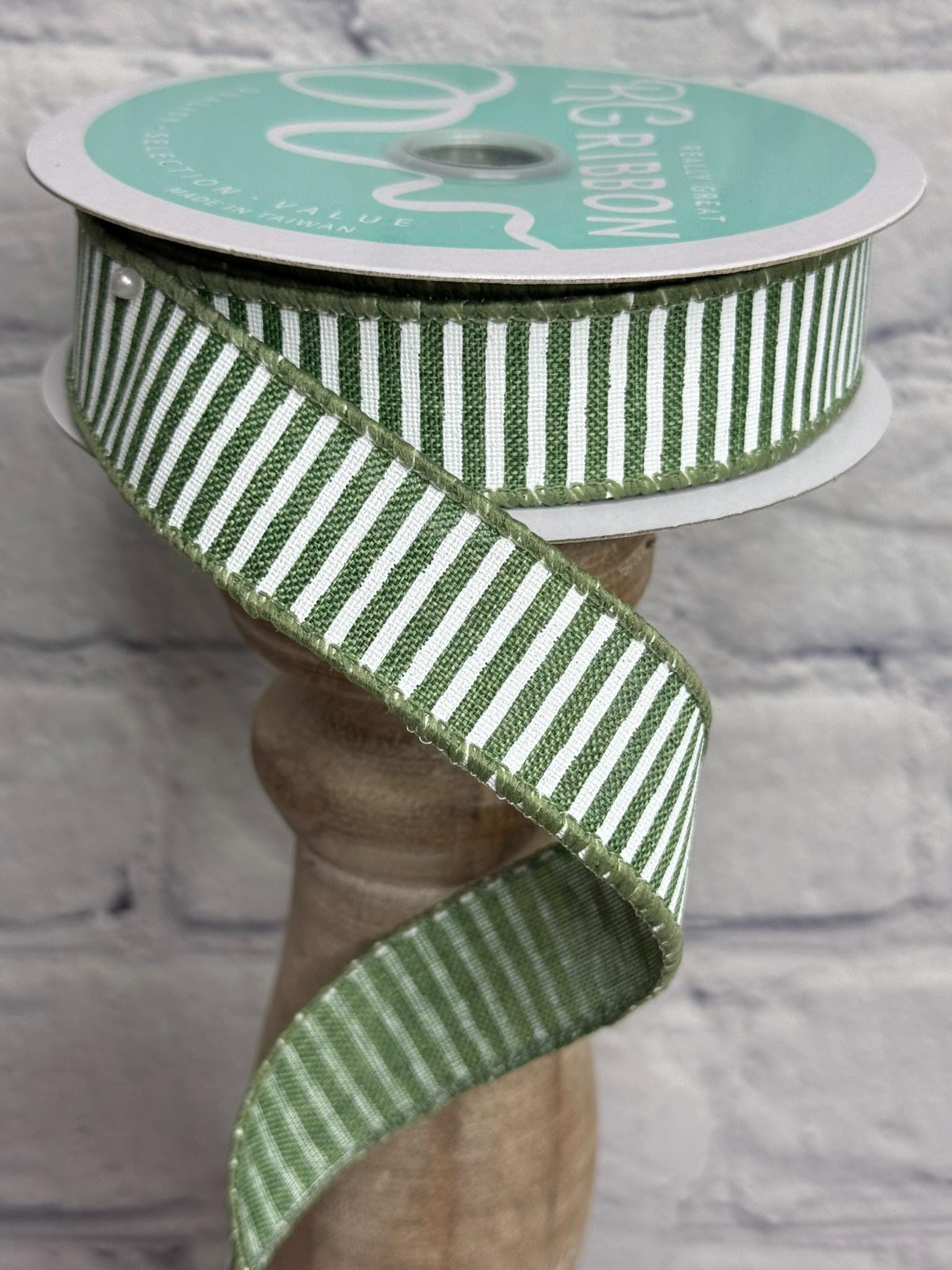 ribbonです。 Clover Green & White, Horizontal Stripe Ribbon 7/8
